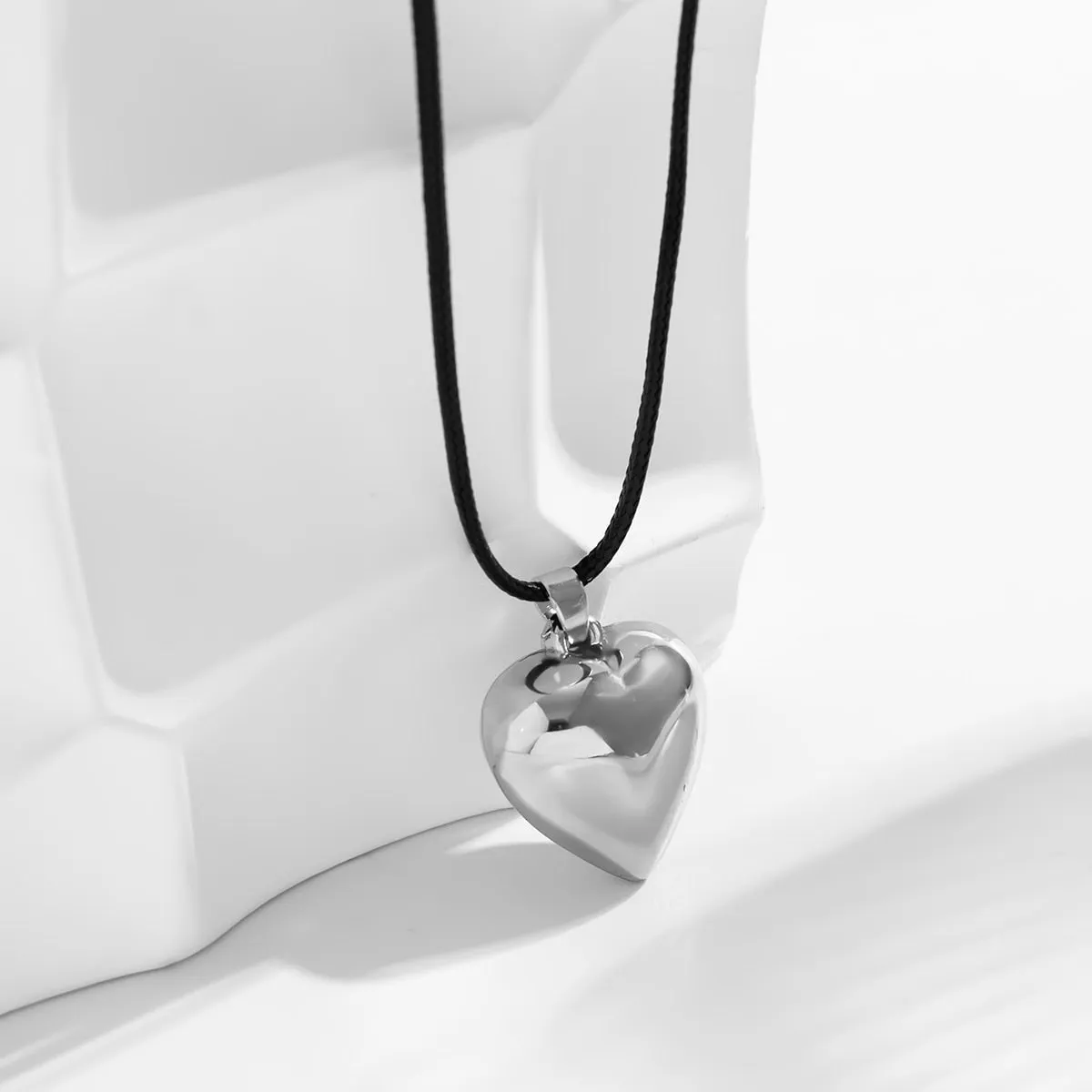 Goth Black Leather Braid Wax Cord Short Chain Necklace for Women Simple Love Heart Pendant Choker Halloween Jewelry Accessories