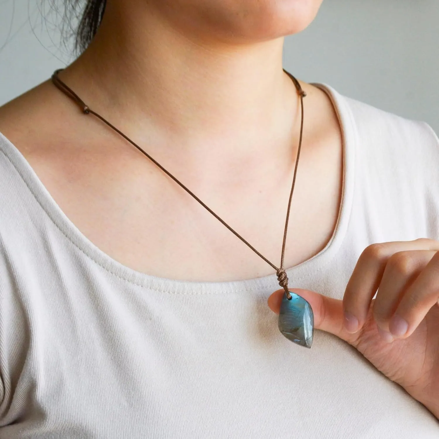 Labradorite Necklace, Natural Grey Moonstone Necklace for Boho Necklace, Handmade Wax Cord Leaf Shape Labradorite Stone Jewelry for Unisex. (Labradorite)