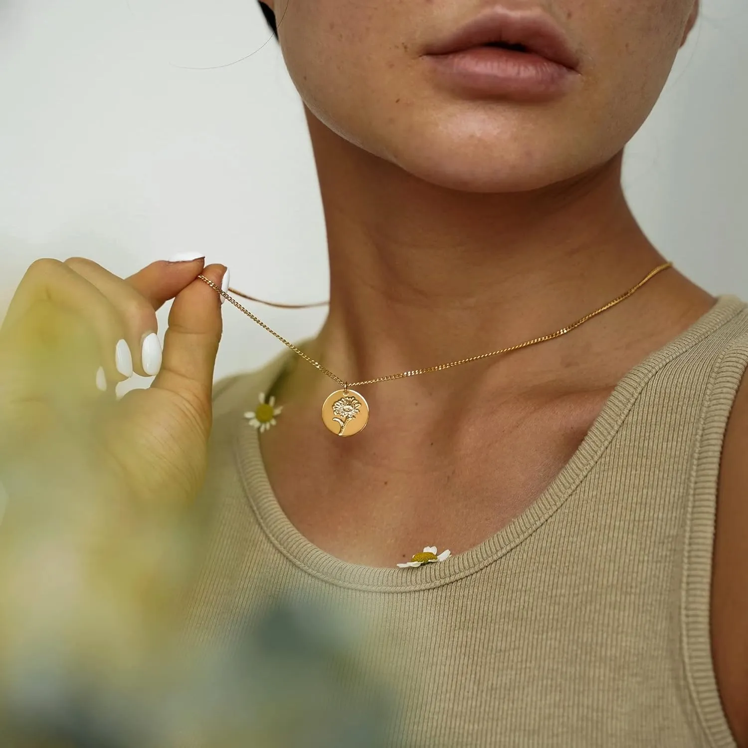 MEVECCO Birth Flower Necklace 18k Gold Custom Floral Pendant Necklaces Dainty Birth Month Flower Disc Hand Stamped Necklace Personalized Jewelry Birthday Gift
