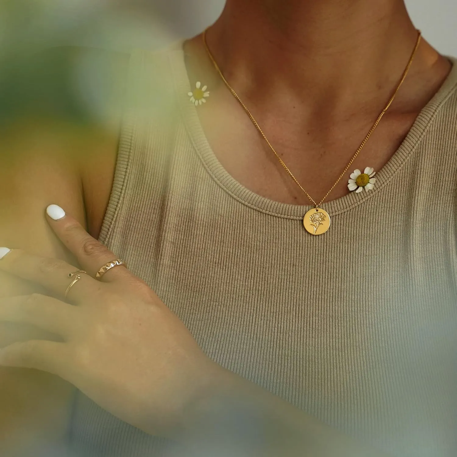 MEVECCO Birth Flower Necklace 18k Gold Custom Floral Pendant Necklaces Dainty Birth Month Flower Disc Hand Stamped Necklace Personalized Jewelry Birthday Gift