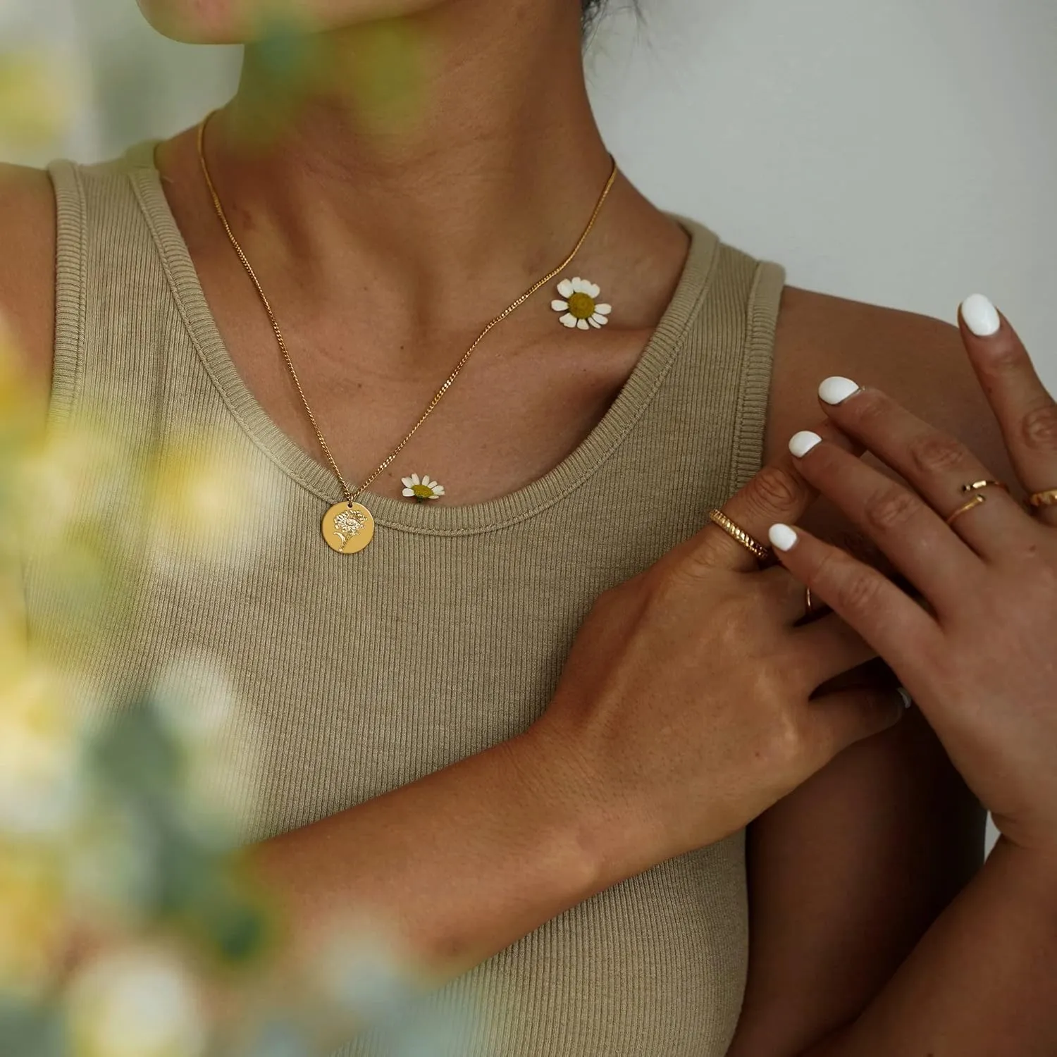 MEVECCO Birth Flower Necklace 18k Gold Custom Floral Pendant Necklaces Dainty Birth Month Flower Disc Hand Stamped Necklace Personalized Jewelry Birthday Gift