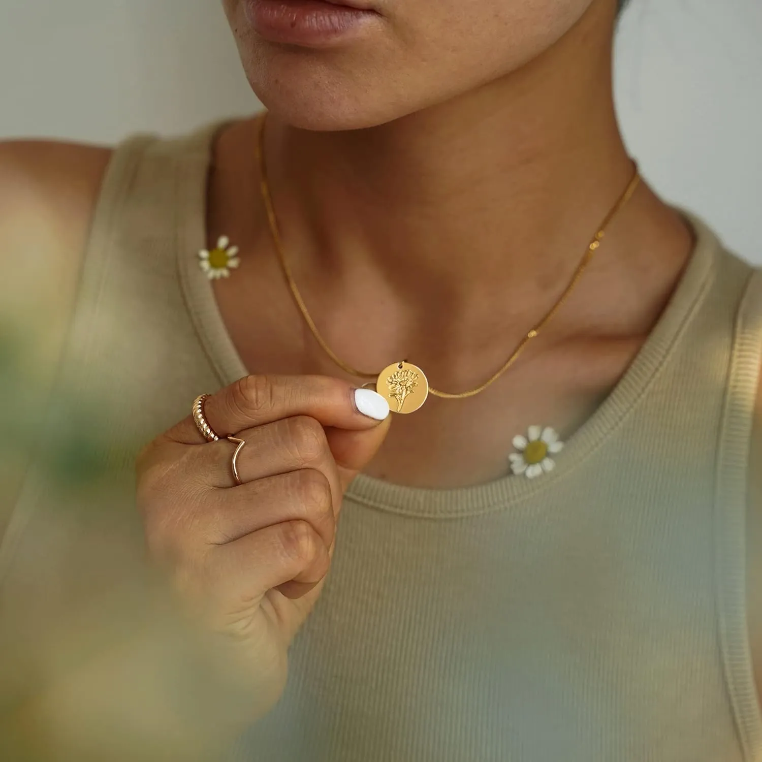 MEVECCO Birth Flower Necklace 18k Gold Custom Floral Pendant Necklaces Dainty Birth Month Flower Disc Hand Stamped Necklace Personalized Jewelry Birthday Gift