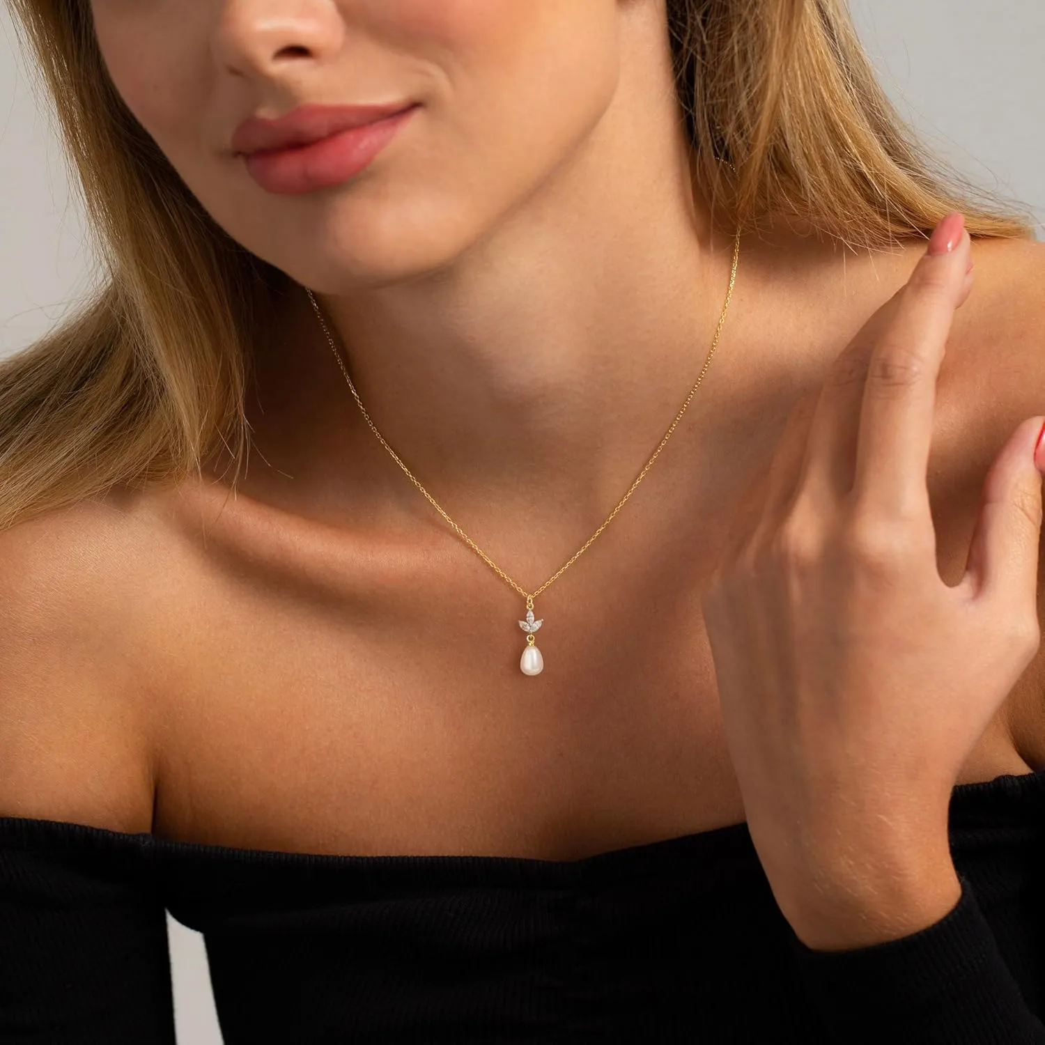 Pearl Necklaces for Women-14k Gold Plated Layered-Single Pearl Necklace Simple Pearl Choker Necklaces for Women Trendy Cute Gold Necklace Jewelry for Women Gifts